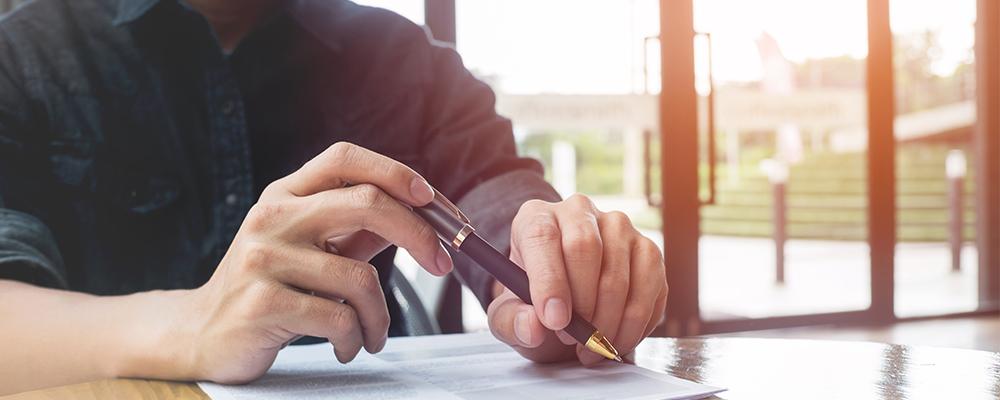 Person holding a pen